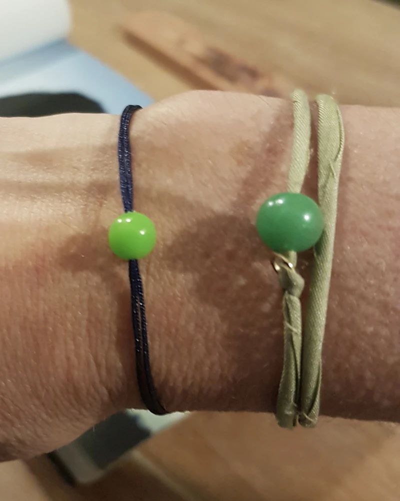 Collier coloré présenté porté