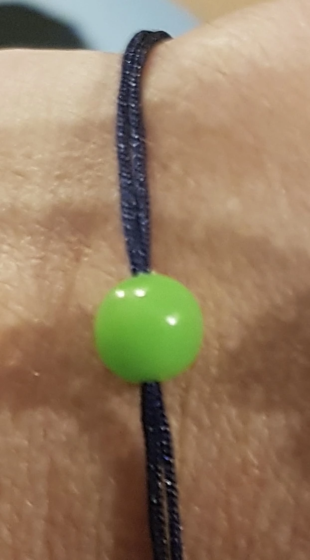 Bijou artisanal sur fond clair